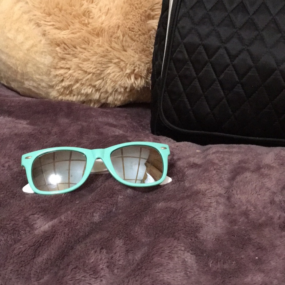 i’m selling sunglasses